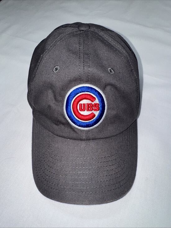 Fan Favorite Other - MLB Baseball Official Chicago Cubs Fan Favorite Gray Adjustable Strapback Hat